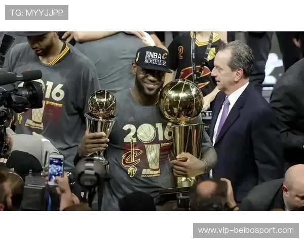 詹姆斯关键时刻再现神迹湖人逆转勇士夺胜利